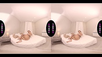 PORNBCN 4K VR Una madura española te hace una mamada mientras habla sucio y se folla un cigarro, combinado con un video en solitario de esta madurita cachonda masturbandose para ti y enseñandote su cuerpo. Realidad virtual en espa&ntild
